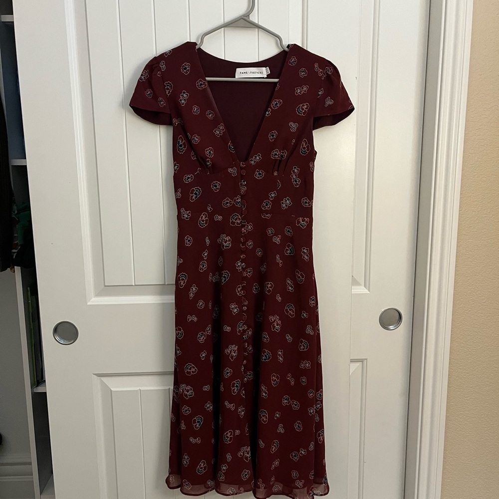 Fame and Partners Maroon V-Neck Cap Sleeve Midi Dress